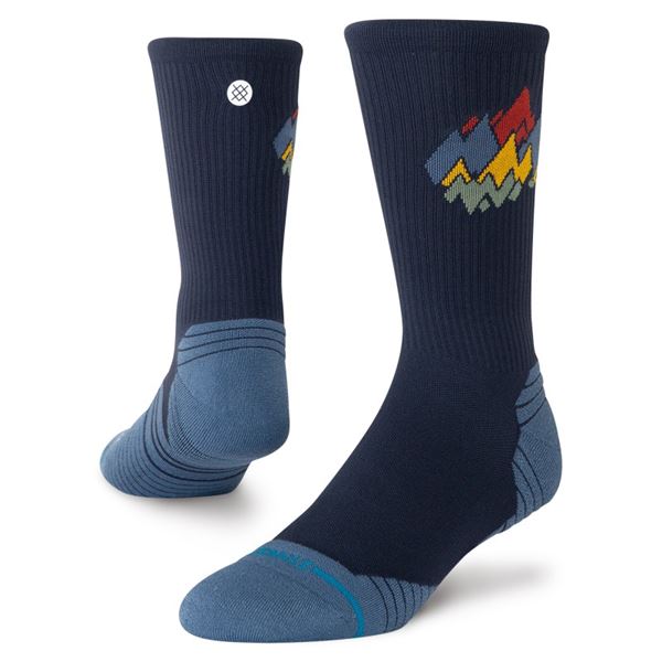 Stance Peaks Ribbed Light Crew nogavice v temno modri barvi (Navy) z rebrastim dizajnom, namenjene udobju in vsakodnevni športni uporabi.