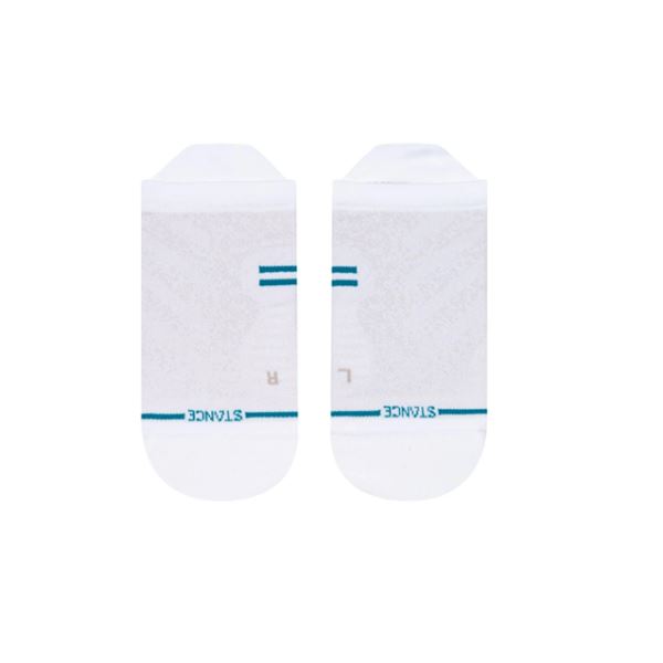 Stance Run Ultra Light Tab White – izjemno lahke tekaške nogavice v beli barvi z nizkim (tab) krojem, zasnovane za maksimalno zračnost, udobje in podporo pri športnih aktivnostih.