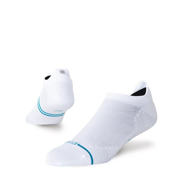 Stance Run Ultra Light Tab White – izjemno lahke tekaške nogavice v beli barvi z nizkim (tab) krojem, zasnovane za maksimalno zračnost, udobje in podporo pri športnih aktivnostih.