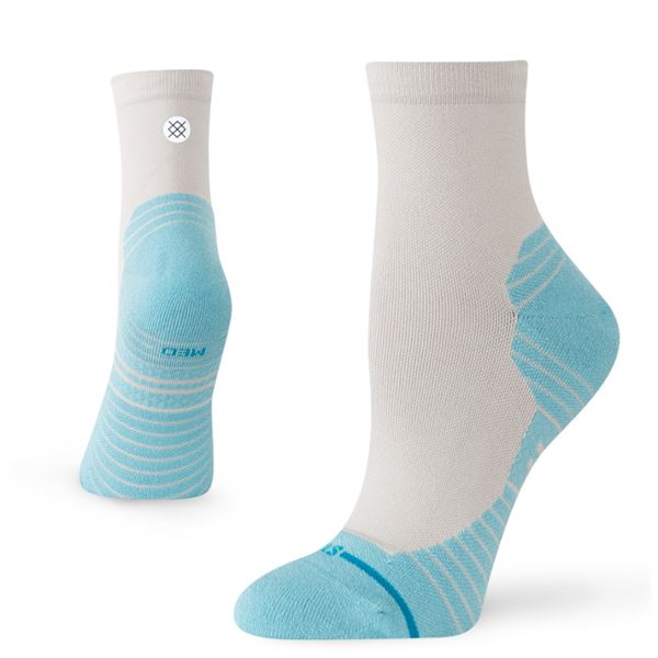 Nogavice STANCE Two Tone LBU M Quarter Light v svetlo modri barvi z dvobarvnim dizajnom. Lahke četrtinsko visoke nogavice za šport, prosti čas in vsakodnevno udobje.