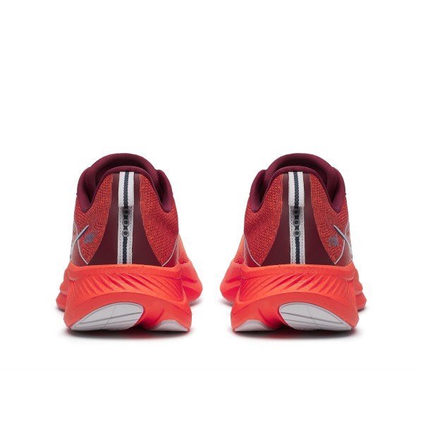 Čas pred vsemi možnimi zasloni nam vedno bolj krade čas za trening. Zato so se pri Saucony odločili, da nekaj storijo glede tega. Saucony Ride 17 je popolna preobrazba prejšnjega modela vse od podplata navzgor