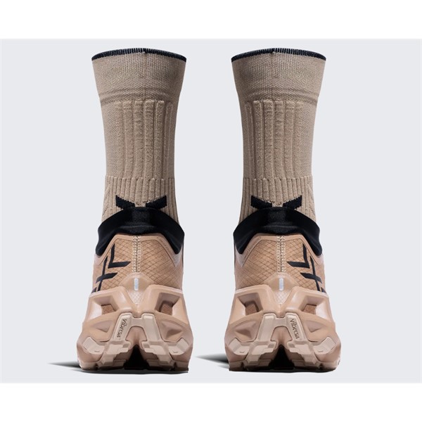 Bež unisex trail tekaške superge X-BIONIC TERRASKIN X01 Sand Dark Sand z Vibram MegaGrip podplatom.