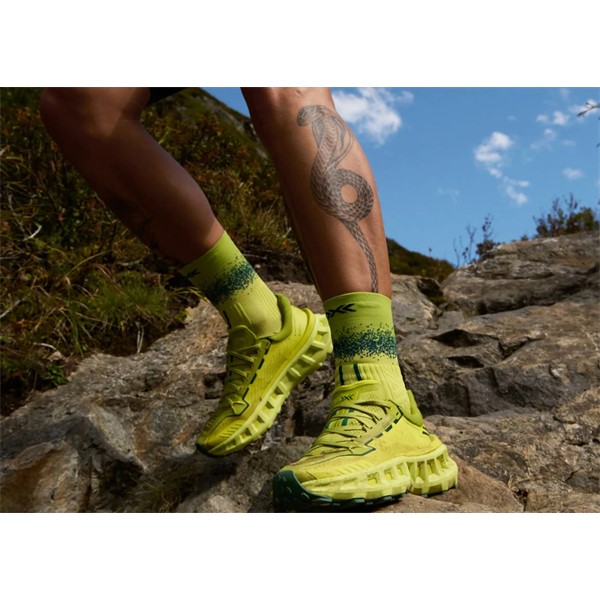 Zeleno-rumene unisex trail superge X-BIONIC TERRASKIN X03 Electric Energy Dark Green z Vibram MegaGrip podplatom