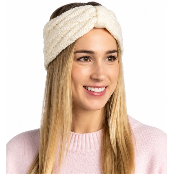 Eleganten in topel pleteni trak za glavo BUFF® Knitted Caryn White v beli barvi, izdelan iz mešanice akrila in volne, za zaščito ušes pred mrazom in vsakodnevno zimsko uporabo.