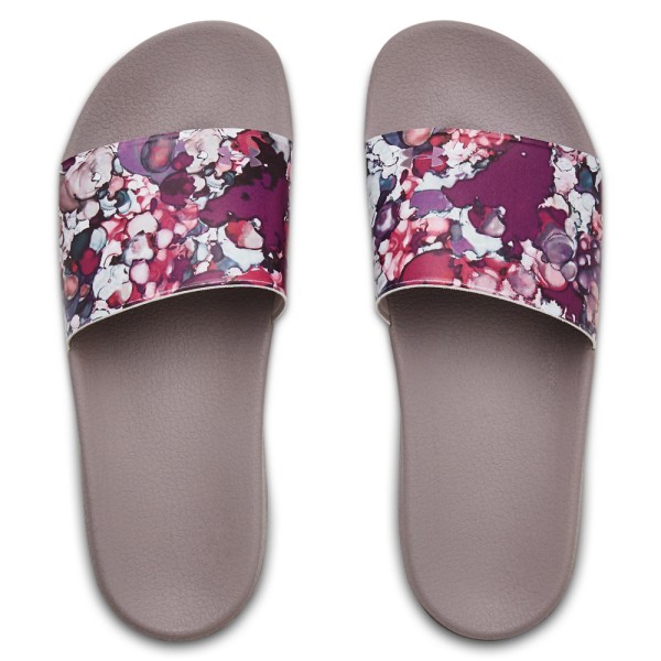 Ženski natikači UA CORE REMIX imajo celotno oblikovano podnožje EVA, ki zagotavlja večje udobje za celodnevno nošenje. Fiksni pašček z mehko blazino spodaj za izjemno udobje. 