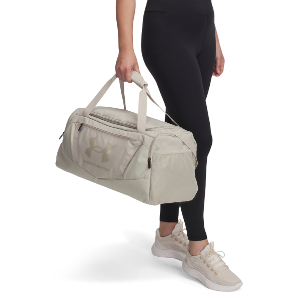 Odkrijte Under Armour Undeniable 5.0 Medium – idealna športna torba, zasnovana za aktivne posameznike. Opremljena s tehnologijo UA Storm za vodoodbojno zaščito in nudi prostorne žepe. Popolna izbira za vsakodnevne športne aktivnosti!