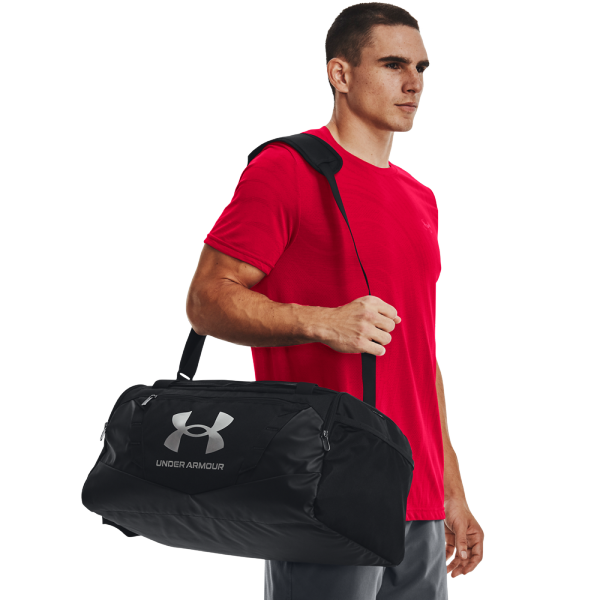 Odkrijte Under Armour Undeniable 5.0 Medium Duffle Bag, idealno športno torbo za aktivne posameznike. Z vodoodbojno zaščito in prostornino 58 litrov, nudi trajnost in funkcionalnost. Številni žepi za enostavno organizacijo in oblazinjen ramenski trak.