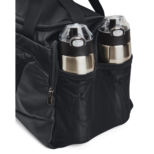 Odkrijte Under Armour Undeniable 5.0 Medium Duffle Bag, idealno športno torbo za aktivne posameznike. Z vodoodbojno zaščito in prostornino 58 litrov, nudi trajnost in funkcionalnost. Številni žepi za enostavno organizacijo in oblazinjen ramenski trak.