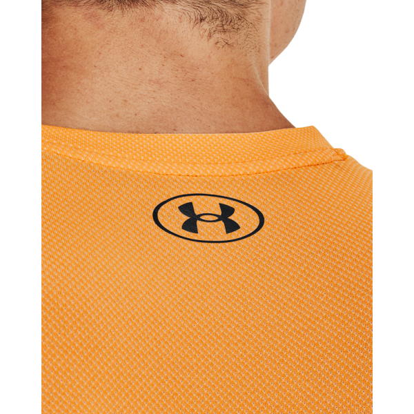 The UNDER ARMOUR SEAMLESS FADE SS 1361133-857 men's sports shirt in orange - designed for comfort during workouts with mesh layers for breathability. The comfortable construction with fewer seams allows for free movement. An ideal choice for active men.