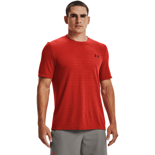 Moška športna majica UNDER ARMOUR SEAMLESS FADE SS 1361133-893 v rdeči barvi - zasnovana za udobje med vadbo z mrežastimi plasti za zračnost. Udobna konstrukcija z manj šivi omogoča svobodno gibanje. Idealna izbira za aktivne moške.