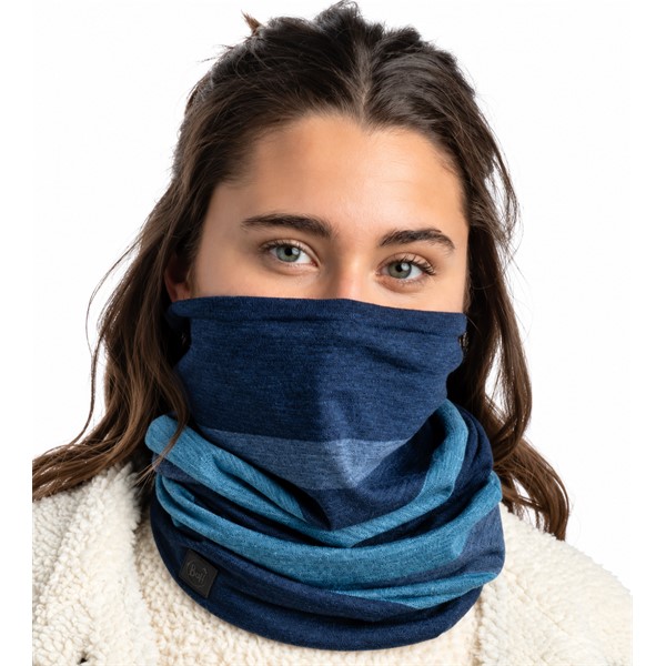 Originalna večnamenska tuba BUFF® Merino Move Block Denim v sodobni modri barvni kombinaciji. Izdelana iz 91 % merino volne, 8 % poliamida in 1 % elastana, z gramaturo 205 g/m², naravno termoregulacijo in brezšivno konstrukcijo. Primerna za pohodništvo, sprehode, potovanja in vsakodnevno uporabo v hladnejšem vremenu.