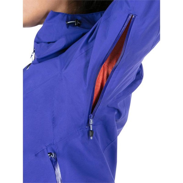 The women's hiking jacket Berghaus Ridgemaster is the ideal companion for your outdoor adventures. Designed with carefree movement and comfort in mind, it also provides top-notch protection against the elements.