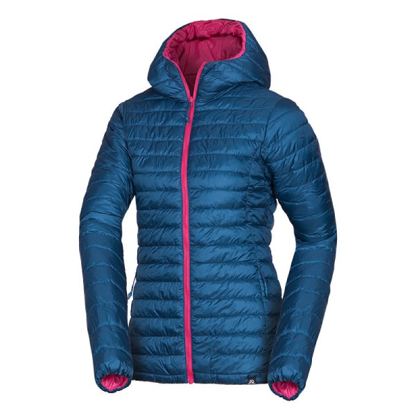 Lahka, priročna izolacijska jakna, zasnovana za hladno vreme. Ohranja toploto, izdelana je iz trpežnih materialov, ima preverjen kroj in univerzalno uporabnost. Ovratnik je ojačan z izolacijo, fiksna 2D kapuca pa ščiti pred izgubo toplote. 