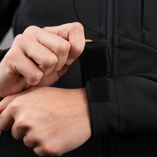 The Elan softshell jacket is designed for dynamic activities and variable weather. Made from stretchy fabric, it offers freedom of movement and comfort. The hood protects against the elements, while adjustable cuffs allow for a customizable fit.