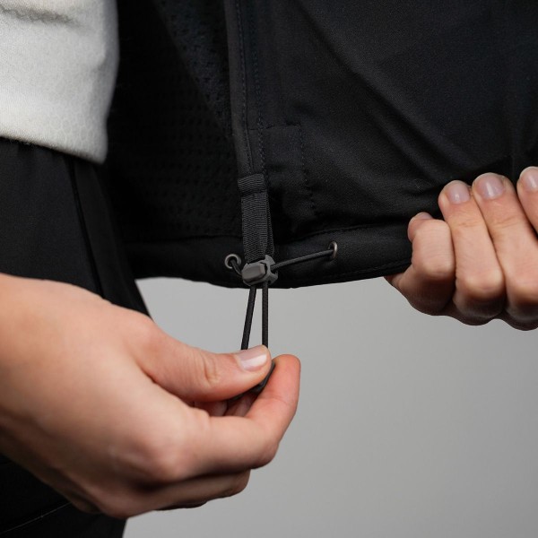 The Elan softshell jacket is designed for dynamic activities and variable weather. Made from stretchy fabric, it offers freedom of movement and comfort. The hood protects against the elements, while adjustable cuffs allow for a customizable fit.