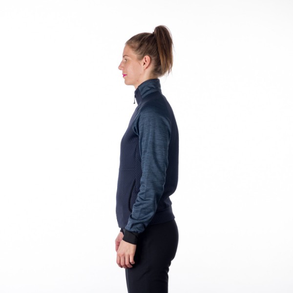 The warm pullover made of mélange fleece is suitable as a universal mid-layer. As a second layer, it has countless uses throughout the year. Thanks to its airy construction, it effectively wicks away sweat. It features two practical pockets in the front.
