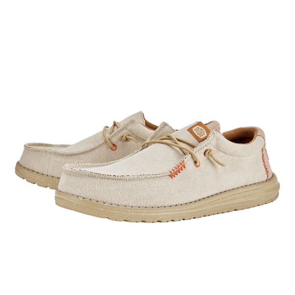 Ženska obutev HEYDUDE WALLY COASTLINE JUTE 40952 prikazuje lahek in sproščen model superg z naravnim, teksturiranim videzom jute. Material daje obutvi poletno, ekološko navdahnjen značaj ter zagotavlja dobro zračnost in prijeten občutek pri nošenju. Minimalističen dizajn “coastline” poudarja vsestranskost in enostavno kombiniranje z vsakodnevnimi oblačili. Mehka konstrukcija omogoča udobno prileganje stopalu, lahek podplat pa nudi dobro blaženje in stabilnost pri hoji, zato je model primeren za prosti čas