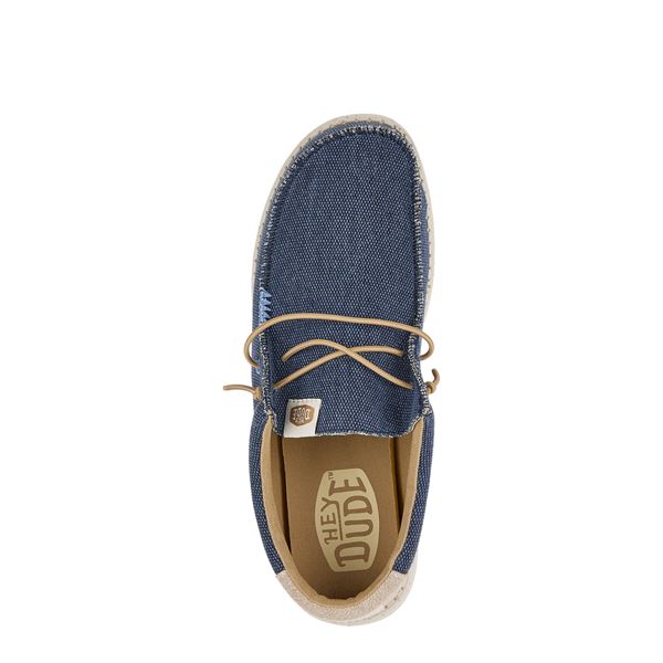 Ženska obutev HEYDUDE WALLY COASTLINE JUTE 40952 prikazuje lahek in sproščen model superg z naravnim, poletnim videzom. Zgornji del iz jute daje obutvi teksturiran, ekološko navdahnjen značaj ter zagotavlja zračnost in prijeten občutek pri nošenju. Minimalističen “coastline” dizajn poudarja vsestranskost in enostavno kombiniranje z lahkotnimi oblačili. Mehka konstrukcija omogoča udobno prileganje stopalu, lahek podplat pa nudi dobro blaženje in stabilnost pri hoji, zato je model primeren za prosti čas.