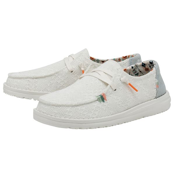 Ženska obutev HEYDUDE WENDY BOHO 40054 prikazuje lahek in sproščen model superg z izrazitim boho navdihom. Mehki, zračni materiali zagotavljajo prijeten občutek pri nošenju in dobro prilagoditev stopalu. Dizajn s prepoznavnimi boho detajli daje obutvi unikaten, sproščen videz, ki se lepo ujema z vsakodnevnimi in poletnimi kombinacijami. Lahka konstrukcija in prožen podplat omogočata udobno hojo, dobro blaženje in stabilnost, zato je model primeren za prosti čas, sprehode in celodnevno uporabo.