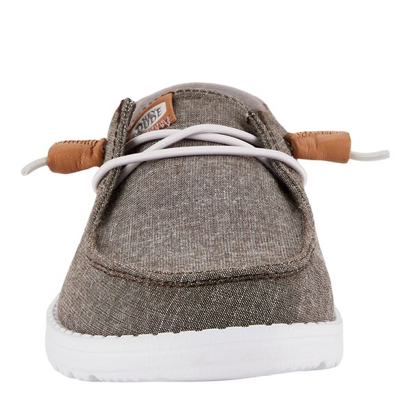 Ženska obutev HEYDUDE WENDY CHAMBRAY BOHO 40729 prikazuje lahek in udoben model superg z naravnim, sproščenim boho videzom. Chambray zgornji del daje obutvi mehko teksturo in prijeten, zračen občutek pri nošenju. Sproščen dizajn z boho detajli poudarja vsakodnevno uporabnost in modno preprostost. Mehka konstrukcija omogoča enostavno obuvanje in udobno prileganje stopalu, lahek podplat pa zagotavlja dobro blaženje in stabilnost pri hoji, zato je model primeren za prosti čas.