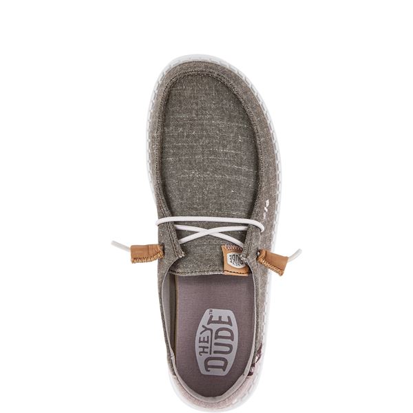 Ženska obutev HEYDUDE WENDY CHAMBRAY BOHO 40729 prikazuje lahek in udoben model superg z naravnim, sproščenim boho videzom. Chambray zgornji del daje obutvi mehko teksturo in prijeten, zračen občutek pri nošenju. Sproščen dizajn z boho detajli poudarja vsakodnevno uporabnost in modno preprostost. Mehka konstrukcija omogoča enostavno obuvanje in udobno prileganje stopalu, lahek podplat pa zagotavlja dobro blaženje in stabilnost pri hoji, zato je model primeren za prosti čas.