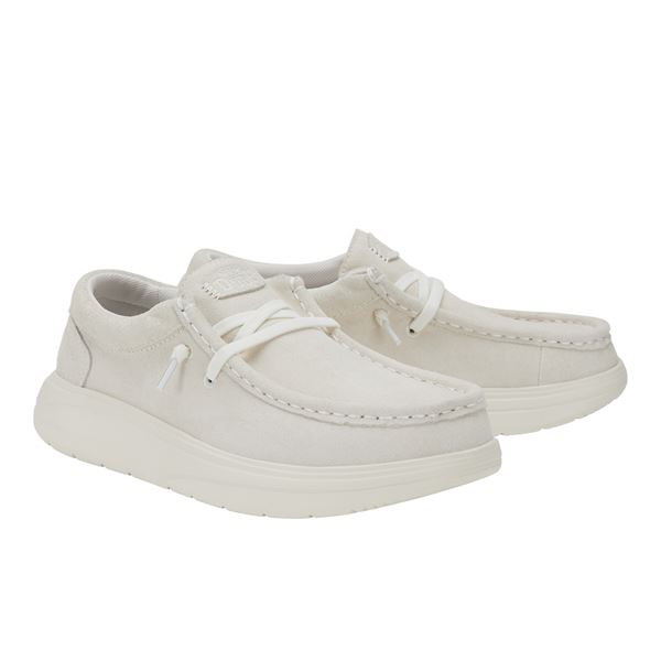Ženska obutev HEYDUDE WENDY COMF SUEDE 42641 prikazuje eleganten, a hkrati sproščen model superg iz mehkega suede materiala. Zgornji del daje obutvi prefinjen videz, ki se lepo dopolnjuje z minimalističnim dizajnom. Mehka in lahka konstrukcija omogoča enostavno obuvanje ter udobno prileganje stopalu. Lahek podplat poskrbi za dobro blaženje in stabilnost pri hoji, zato je model primeren za vsakodnevno nošenje, sprehode in sproščene modne kombinacije.