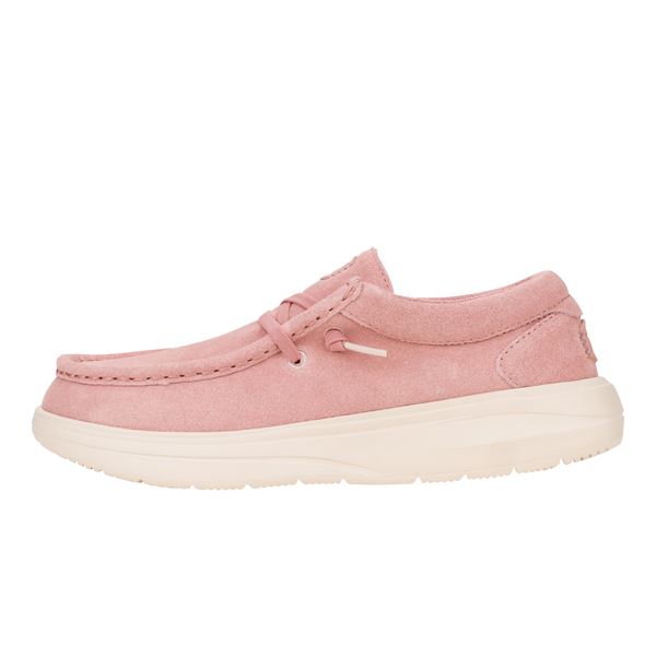 Ženska obutev HEYDUDE WENDY COMF SUEDE 42641 prikazuje udoben in elegantno sproščen model superg iz mehkega suede materiala. Zgornji del daje obutvi bolj prefinjen videz, hkrati pa ohranja značilno lahkotnost in fleksibilnost HEYDUDE modelov. Mehka konstrukcija omogoča enostavno obuvanje in dobro prileganje stopalu. Lahek podplat zagotavlja udobno blaženje in stabilnost pri vsakodnevni hoji, zato je model primeren za prosti čas, sprehode in sproščene, a urejene modne kombinacije.