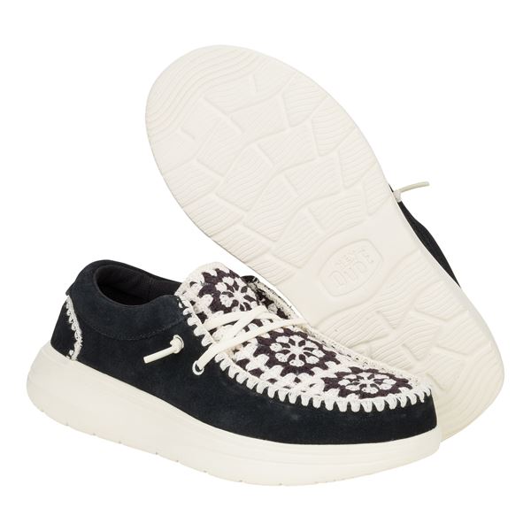 Ženska obutev HEYDUDE WENDY COMF SUEDE CROCHET 43108 prikazuje eleganten in sproščen model superg z mehkim suede zgornjim delom ter dekorativnimi kvačkanimi detajli. Kombinacija materialov daje obutvi prefinjen boho videz, ki se lepo poda k vsakodnevnim in poletnim kombinacijam. Mehka konstrukcija in elastične vezalke omogočajo enostavno obuvanje ter udobno prileganje stopalu