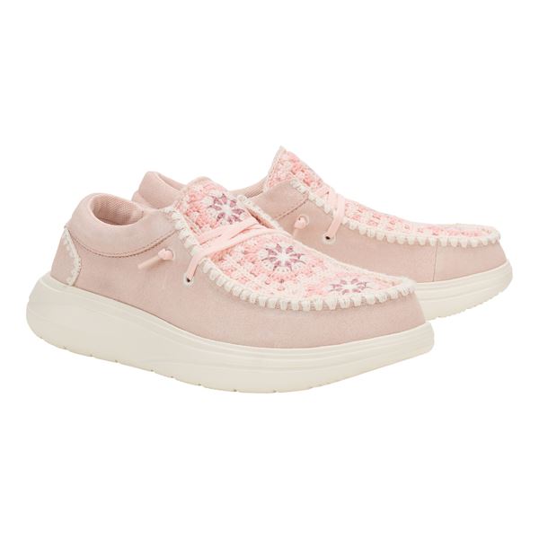 Ženska obutev HEYDUDE WENDY COMF SUEDE CROCHET 43108 prikazuje eleganten in sproščen model superg, ki združuje mehak suede zgornji del in dekorativne kvačkane (crochet) detajle. Kombinacija materialov ustvarja unikaten boho videz z rahlo teksturo in modnim značajem. Obutev deluje lahkotno in udobno, z elastično zasnovo za enostavno obuvanje in dobro prileganje stopalu.