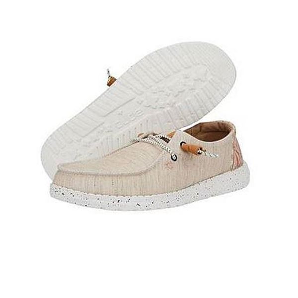Ženska obutev HEYDUDE WENDY HEATHERED SLUB TROPICAL 40753 prikazuje lahek in udoben model superg s sproščenim, poletnim videzom. Zgornji del iz meliranega materiala z rahlim tropskim pridihom zagotavlja zračnost in prijeten občutek pri nošenju. Mehka zasnova in prilagodljivo prileganje omogočata enostavno obuvanje ter celodnevno udobje. Lahki podplat nudi dobro blaženje in naraven občutek pri hoji, zato je model idealen za vsakodnevne aktivnosti in prosti čas.