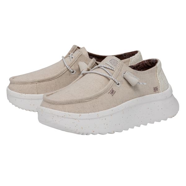Ženska obutev HEYDUDE WENDY PEAK CHAMBRAY 40255 prikazuje lahek in udoben model superg s sodobnim, sproščenim videzom. Zgornji del iz chambray materiala daje obutvi naraven in rahlo teksturiran videz ter zagotavlja dobro zračnost in prijeten občutek pri nošenju. Mehka konstrukcija omogoča enostavno obuvanje in udobno prileganje stopalu. Lahek podplat poskrbi za dobro blaženje in stabilnost, zato je model primeren za vsakodnevne aktivnosti, sprehode in sproščene modne kombinacije.