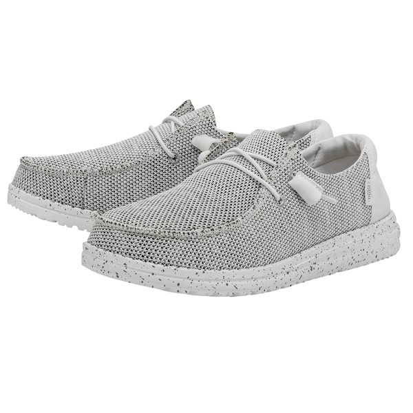 Ženski slip-on čevlji HEYDUDE Wendy Sox 40078-1KA v sodobnem casual videzu. Lahkotna tekstilna obutev z mehkim zgornjim delom, prilagodljivim krojem in udobnim podplatom za sproščen korak skozi ves dan. Idealen model za prosti čas, sprehode in vsakodnevno udobje.
