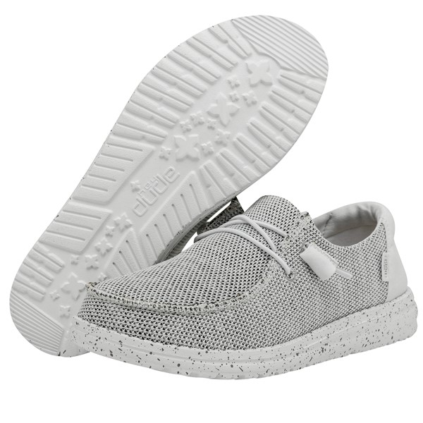 Ženski slip-on čevlji HEYDUDE Wendy Sox 40078-1KA v sodobnem casual videzu. Lahkotna tekstilna obutev z mehkim zgornjim delom, prilagodljivim krojem in udobnim podplatom za sproščen korak skozi ves dan. Idealen model za prosti čas, sprehode in vsakodnevno udobje.