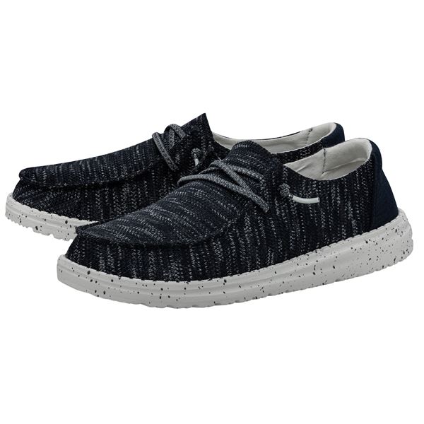 Ženska obutev HEYDUDE WENDY SOX 40078 prikazuje izjemno lahek “sock” model superg, ki se tesno in udobno prilega stopalu. Raztegljiv zgornji del v obliki nogavice zagotavlja mehak občutek, dobro zračnost in enostavno obuvanje brez vezalk. Minimalističen dizajn poudarja sodoben, športno-eleganten videz, ki je primeren za vsakodnevne kombinacije. Lahek in prožen podplat nudi dobro blaženje ter stabilnost pri hoji, zato je model idealen za prosti čas.
