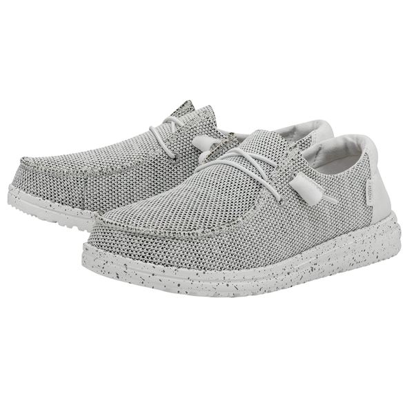 Ženska obutev HEYDUDE WENDY SOX 40078 prikazuje izjemno lahek in sodoben “sock” model superg, ki se popolnoma prilagodi stopalu. Raztegljiv zgornji del v obliki nogavice zagotavlja udobno prileganje, mehak občutek in enostavno obuvanje brez vezalk. Minimalističen dizajn poudarja športno-eleganten videz, medtem ko lahek podplat nudi dobro blaženje in stabilnost pri vsakodnevni hoji. Model je primeren za prosti čas, sprehode in sproščene vsakodnevne kombinacije.