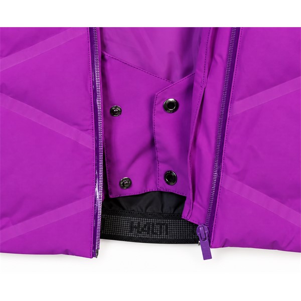 Ženska nepremočljiva smučarska jakna HALTI Nordic Arcty II Vivid Purple v izrazito vijolični barvi. Vodni stolpec 15.000 mm, zračnost 15.000 g/m²/24 h, izolacija Microtherm Arcty in napredna konstrukcija X-Welded zagotavljajo toplotno udobje ter zaščito pred zimskimi vremenskimi vplivi. Jakna ima nastavljivo kapuco, prezračevalne zadrge, notranjo snežno zaščito, elastične manšete in praktične žepe.