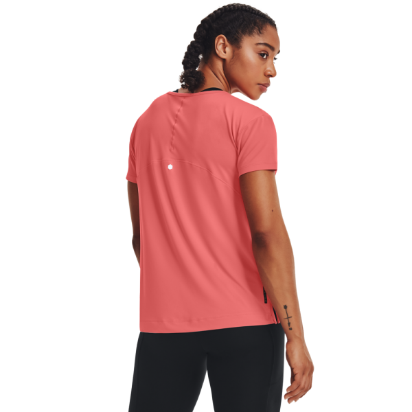 Ženska športna majica UA RUSH ENERGY CORE SS od znamke Under Armour je idealna izbira za aktivne ženske, ki cenijo udobje in funkcionalnost med športnimi aktivnostmi.