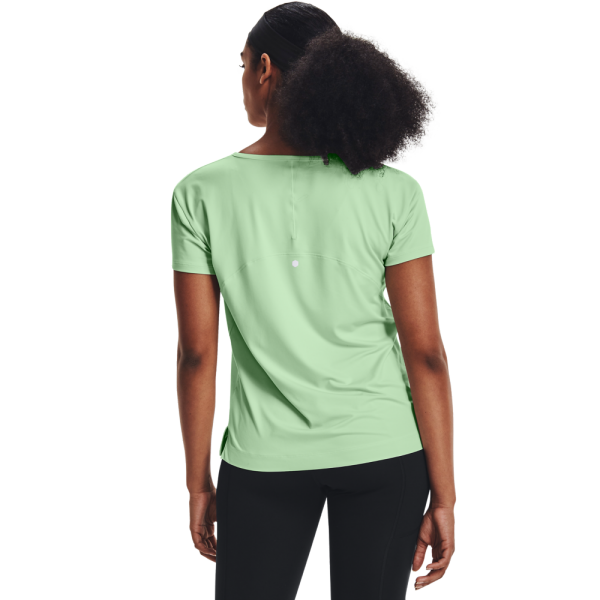 Ženska športna majica UA RUSH ENERGY CORE SS od znamke Under Armour je idealna izbira za aktivne ženske, ki cenijo udobje in funkcionalnost med športnimi aktivnostmi.