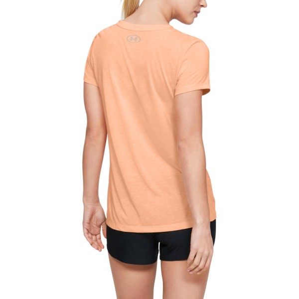 The UA Threadborne Train Twist women's sports shirt is made from extremely soft and breathable fabric that allows for quick drying and complete comfort during workouts. With a slightly loose fit and sporty design, it is ideal for training, running, or leisure.