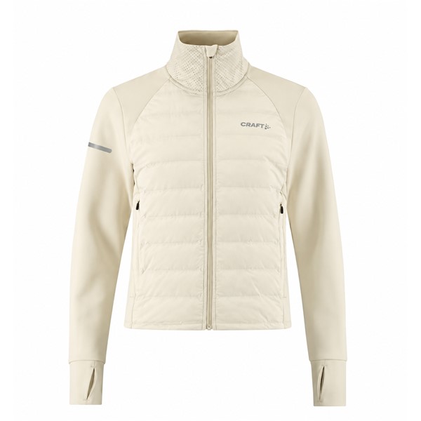 Originalna ženska tehnična tekaška jakna CRAFT SubZ Jacket 4 W Plaster v svetlo bež barvi. Napredna trislojna konstrukcija na sprednjem delu zagotavlja zaščito pred vetrom in prijetno toplotno udobje, mehka dvoslojna jersey tkanina na rokavih in hrbtu pa omogoča prilagodljivost med gibanjem. Perforirani prezračevalni elementi, dva skrita žepa z zadrgo in odsevni potiski zagotavljajo dodatno funkcionalnost pri intenzivnem teku v hladnem vremenu.