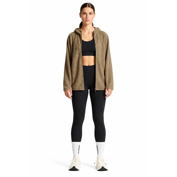 Originalne ženske funkcionalne tekaške pajkice CRAFT ADV Essence Warm Tights 3 W Black v črni barvi. Mehka in raztegljiva jersey tkanina z rahlo krtačeno notranjostjo zagotavlja prijetno toplotno udobje med intenzivnimi treningi v hladnem vremenu. Srednje visok pas z nastavljivo notranjo vrvico, dva stranska žepa in odsevni detajli zagotavljajo dodatno funkcionalnost pri jesenskem in zimskem teku.