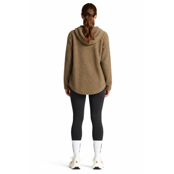 Originalne ženske funkcionalne tekaške pajkice CRAFT ADV Essence Warm Tights 3 W Black v črni barvi. Mehka in raztegljiva jersey tkanina z rahlo krtačeno notranjostjo zagotavlja prijetno toplotno udobje med intenzivnimi treningi v hladnem vremenu. Srednje visok pas z nastavljivo notranjo vrvico, dva stranska žepa in odsevni detajli zagotavljajo dodatno funkcionalnost pri jesenskem in zimskem teku.