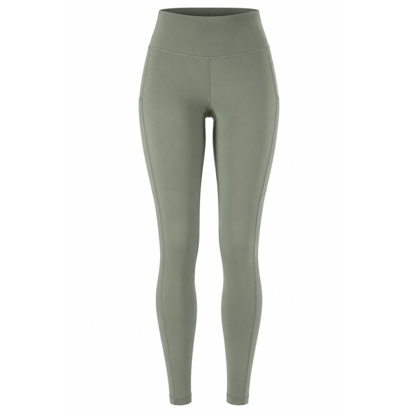 Originalne ženske funkcionalne tekaške pajkice CRAFT ADV Essence Warm Tights 3 W Leaf v zeleni barvi. Mehka in raztegljiva jersey tkanina z rahlo krtačeno notranjostjo zagotavlja prijetno toplotno udobje med intenzivnimi treningi v hladnem vremenu. Srednje visok pas z nastavljivo notranjo vrvico, dva stranska žepa in odsevni detajli zagotavljajo dodatno funkcionalnost pri jesenskem in zimskem teku.