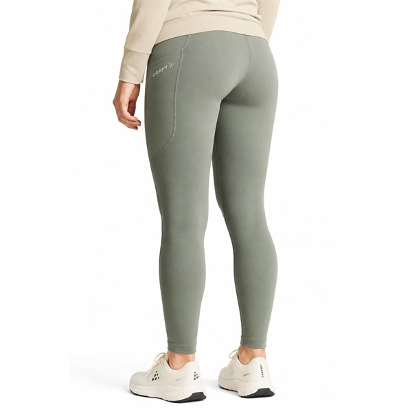 Originalne ženske funkcionalne tekaške pajkice CRAFT ADV Essence Warm Tights 3 W Leaf v zeleni barvi. Mehka in raztegljiva jersey tkanina z rahlo krtačeno notranjostjo zagotavlja prijetno toplotno udobje med intenzivnimi treningi v hladnem vremenu. Srednje visok pas z nastavljivo notranjo vrvico, dva stranska žepa in odsevni detajli zagotavljajo dodatno funkcionalnost pri jesenskem in zimskem teku.
