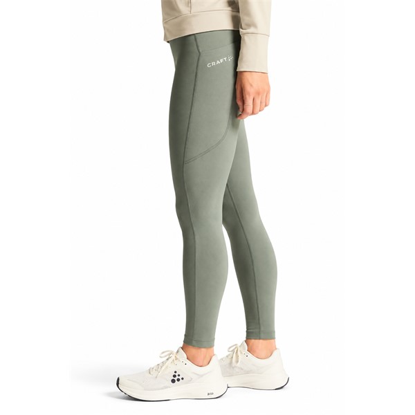 Originalne ženske funkcionalne tekaške pajkice CRAFT ADV Essence Warm Tights 3 W Leaf v zeleni barvi. Mehka in raztegljiva jersey tkanina z rahlo krtačeno notranjostjo zagotavlja prijetno toplotno udobje med intenzivnimi treningi v hladnem vremenu. Srednje visok pas z nastavljivo notranjo vrvico, dva stranska žepa in odsevni detajli zagotavljajo dodatno funkcionalnost pri jesenskem in zimskem teku.