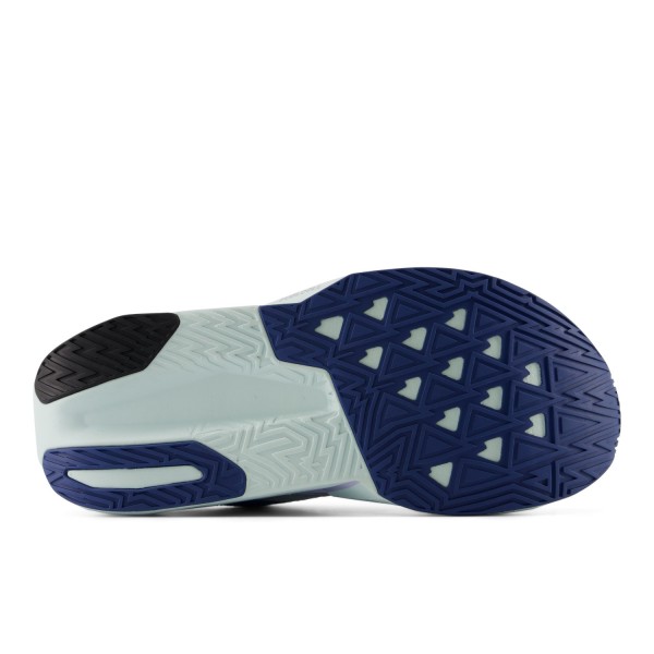 Ženske tekaške superge New Balance FuelCell Rebel V5 z lahkotno FantomFit zgornjico, propulzivno FuelCell podlogo in odzivnim podplatom za dinamičen in zabaven tek.