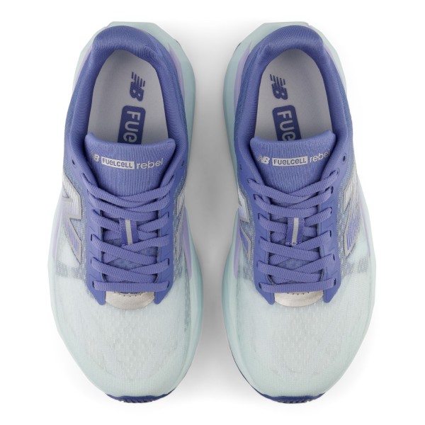 Ženske tekaške superge New Balance FuelCell Rebel V5 z lahkotno FantomFit zgornjico, propulzivno FuelCell podlogo in odzivnim podplatom za dinamičen in zabaven tek.