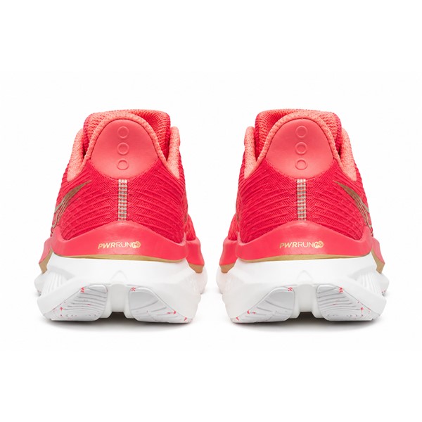 Hitre in odzivne ženske tekaške superge Saucony Endorphin Speed 5 s PWRRUN PB peno, poltogo najlonsko ploščo in SPEEDROLL tehnologijo za tempo treninge in tekmovanja.