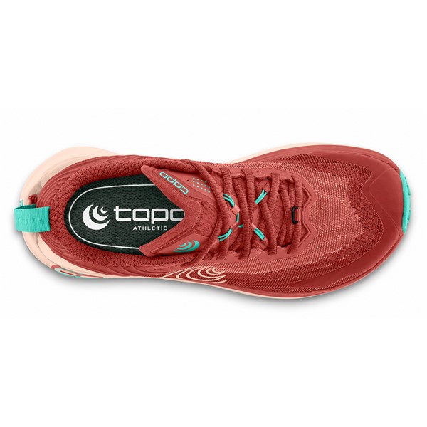 Ženske trail superge TOPO VISTA ROSE/MINT združujejo maksimalno blaženje ZipFoam™, zunanji podplat Vibram® Megagrip s 4 mm profiliranimi čepki, rocker geometrijo, 5 mm padec in anatomsko oblikovan sprednji del. Poseben vložek FKT Insole omogoča odziven občutek in hitrejše odtekanje vode, sistem za pritrditev gamaš pa zagotavlja dodatno praktičnost pri teku po zahtevnih naravnih terenih.