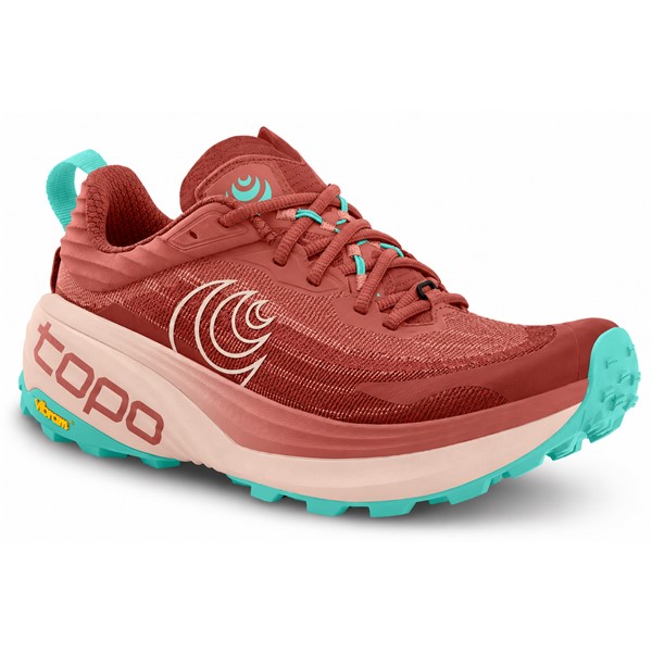 Ženske trail superge TOPO VISTA ROSE/MINT združujejo maksimalno blaženje ZipFoam™, zunanji podplat Vibram® Megagrip s 4 mm profiliranimi čepki, rocker geometrijo, 5 mm padec in anatomsko oblikovan sprednji del. Poseben vložek FKT Insole omogoča odziven občutek in hitrejše odtekanje vode, sistem za pritrditev gamaš pa zagotavlja dodatno praktičnost pri teku po zahtevnih naravnih terenih.
